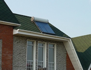 солнечный водонагреватель на крыше